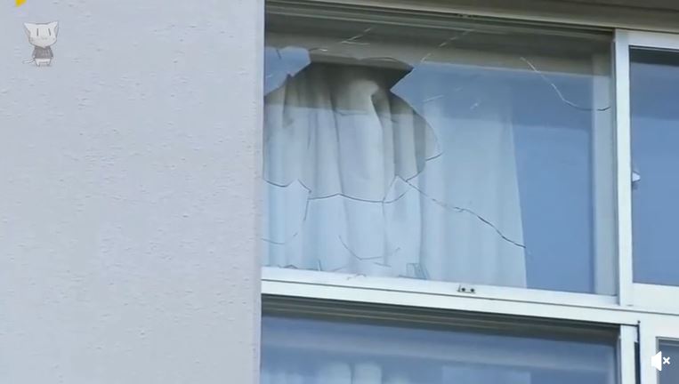 イチローが窓ガラスを割る