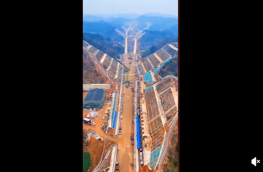 中国の山を貫く高速道路