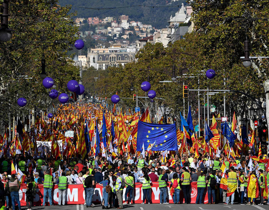 カタルーニャで「独立反対」大規模デモ　数十万人がスペイン国歌を歌いスペイン国旗で街を埋め尽くす